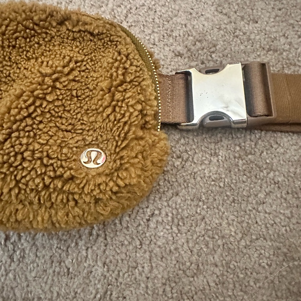 Lululemon Tan Sherpa Crossbody Bag - Picture 3 of 4